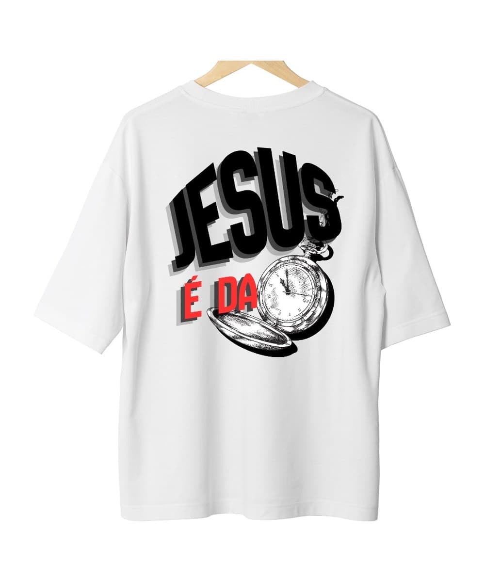 Camiseta branca Jesus é da hora, vista de costas, com estampa Jesus é da hora, com um relógio de bolso