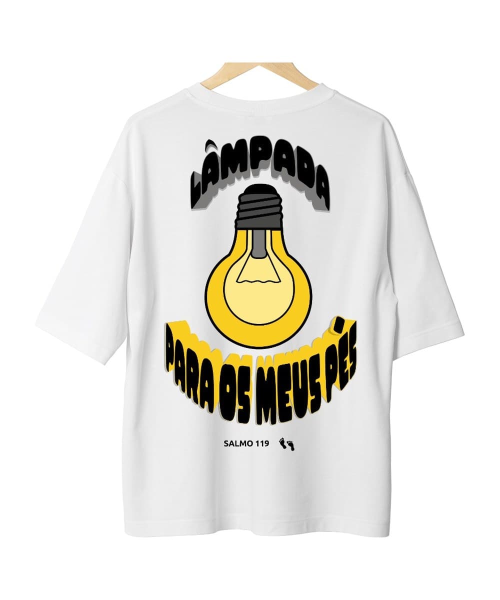 Camiseta branca Lâmpada para os meus pés, vista de costas, com estampa de uma lâmpada amarela com a frase Lâmpada para os meus pés, Salmo 119