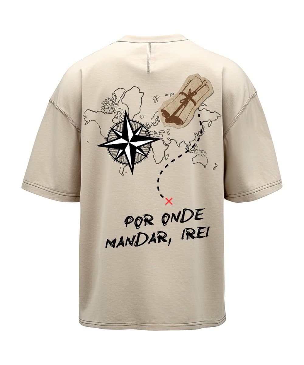 Camiseta bege Por onde mandar, irei, vista de costas, com estampa de mapa-múndi, bússola e a frase Por onde mandar, irei