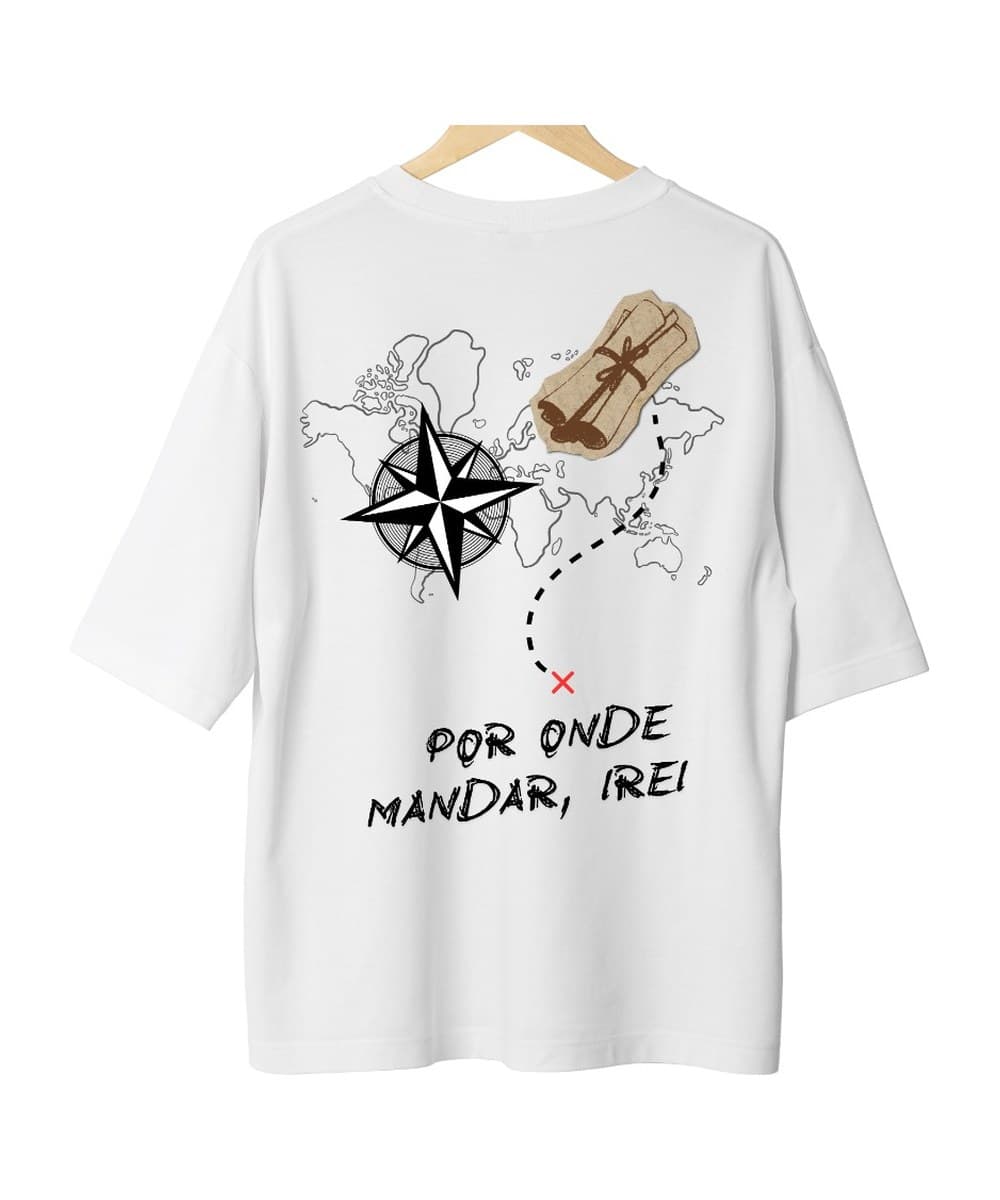 Camiseta branca Por onde mandar, irei, vista de costas, com estampa de mapa-múndi, bússola e a frase Por onde mandar, irei